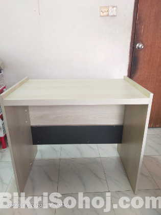 চেয়ার টেবিল একদম ফ্রেশ।